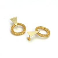GEOMETRISCHE OHRRINGE: gestrickter Ring aus goldarbenem Kupferdraht mit stylischen Dreieck-Ohrsteckern Bild 1
