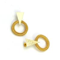 GEOMETRISCHE OHRRINGE: gestrickter Ring aus goldarbenem Kupferdraht mit stylischen Dreieck-Ohrsteckern Bild 3