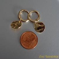 Minimalistische kleine Kreolen mit vergoldeten Münzanhängern Bild 5