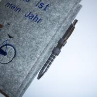 Kalender, din A 5-Notizbuch-Filzhülle-Filzbuchülle-genäht-mit Stiftefach-auf Wunsch mit Kalenderbuch-Fahrrad-Termine Bild 2