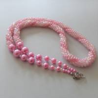 lange Halskette, Häkelkette rosa weiss, Länge 75 cm, Halskette aus Perlen gehäkelt, Karabiner, Häkelschmuck Bild 1