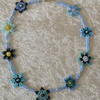 fröhliche Blumenkette in Blautönen Bild 1