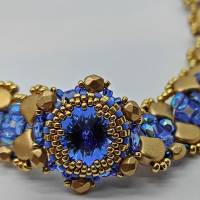 Wunderschönes, edles Collier in Handarbeit gefertigt in Saphir Blau und Gold Matt, mit 3 Austrian Crystal Rivolis Bild 3