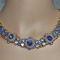 Wunderschönes, edles Collier in Handarbeit gefertigt in Saphir Blau und Gold Matt, mit 3 Austrian Crystal Rivolis Bild 6