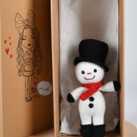 Handgefertigte gehäkelte Puppe Schneemann "OLAF" aus Baumwolle, Kuscheltier, für Kinder, Weihnachtsdeko Bild 8