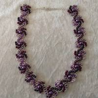 Kette "Hogarths crystal Curve" in violett Bild 1