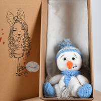 Handgefertigte gehäkelte Puppe Schneemann "RÜDIGER" aus Baumwolle, Kuscheltier, für Kinder, Deko Bild 10
