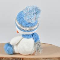 Handgefertigte gehäkelte Puppe Schneemann "RÜDIGER" aus Baumwolle, Kuscheltier, für Kinder, Deko Bild 5