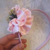 Romantische Rosa Haarblume Haarschmuck Haarreif mit Satinblume "Carole" Bild 3