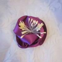 Lila Kopfschmuck Haarklammer Satin Blume "Maud" für die Braut und festliche Anlässe Bild 1