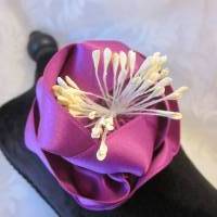 Lila Kopfschmuck Haarklammer Satin Blume "Maud" für die Braut und festliche Anlässe Bild 2