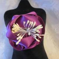 Lila Kopfschmuck Haarklammer Satin Blume "Maud" für die Braut und festliche Anlässe Bild 8