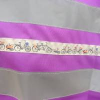 Lila Fahrradweste FAHRRÄDER mit leuchtenden reflektierenden Streifen und schönem Fahrradband. Sicher Fahrrad fahren. Bild 3