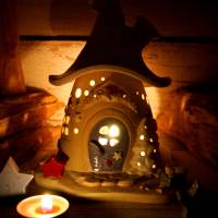 Winterliches Windlicht aus Keramik - Lichterhaus / Elfenhaus / Fairy House / Wichtelhaus / Weihnachten / weiß Bild 8