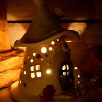 Winterliches Windlicht aus Keramik - Lichterhaus / Elfenhaus / Fairy House / Wichtelhaus / Weihnachten / weiß Bild 9