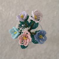 kleiner Blumenstrauß aus Perlen in pastell Bild 1