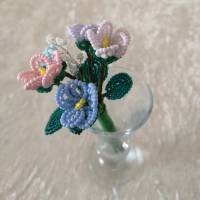 kleiner Blumenstrauß aus Perlen in pastell Bild 2