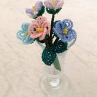 kleiner Blumenstrauß aus Perlen in pastell Bild 3
