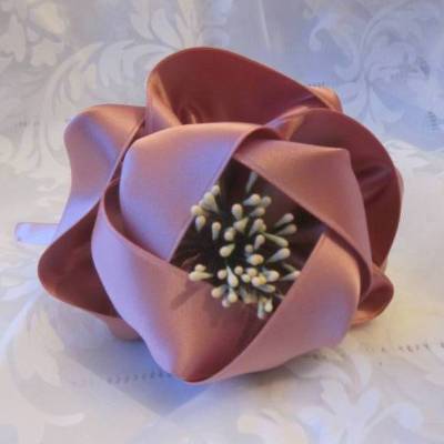 Romantische altrosa Haarblume Haarschmuck Haarreif mit Satinblume 