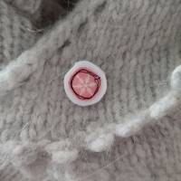 Ansteck-Pin, frei Hand gestickt mit der Nähmaschine, Schneeflocke, pink-weiß Bild 1
