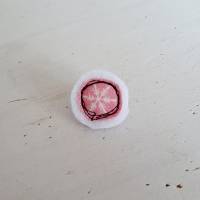 Ansteck-Pin, frei Hand gestickt mit der Nähmaschine, Schneeflocke, pink-weiß Bild 3