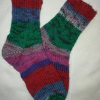 Socken Strümpfe Partnerlook für Eltern und Kind handgestrickt rot grün lila Bild 2