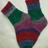 Socken Strümpfe Partnerlook für Eltern und Kind handgestrickt rot grün lila Bild 3