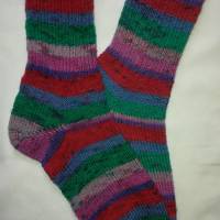 Socken Strümpfe Partnerlook für Eltern und Kind handgestrickt rot grün lila Bild 4