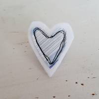 Ansteck-Pin, frei Hand gestickt mit der Nähmaschine, Herz, hellblau-weiß Bild 3