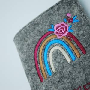 Geschenk Schwangerschaft Mutterpasshülle, Hülle für Mutterpass aus Filz bestickt "Regenbogen floral" Weihnachten Bild 4
