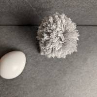 Süße Pudelmützen-Eierwärmer aus Wolle Hellgrau Bild 2
