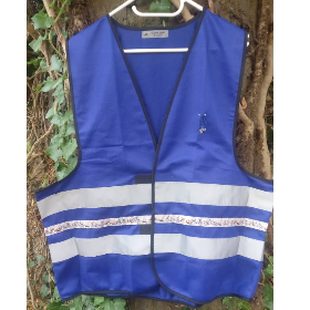 Blaue Fahrradweste FAHRRÄDER mit leuchtenden reflektierenden Streifen und schönem Fahrradband. Sicher Fahrrad fahren.