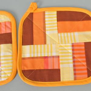 Topflappen-Paar selbstgenäht Baumwolle gelb orange braun Patchwork aus Stoffresten Bild 2