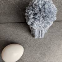Süße Pudelmützen-Eierwärmer aus Wolle Blaugrau Bild 2