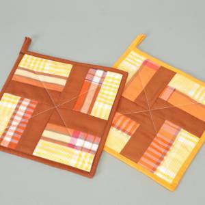 Topflappen-Paar selbstgenäht Baumwolle gelb orange braun Patchwork aus Stoffresten upcycling Bild 2