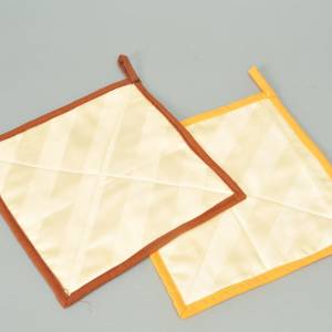 Topflappen-Paar selbstgenäht Baumwolle gelb orange braun Patchwork aus Stoffresten upcycling Bild 3