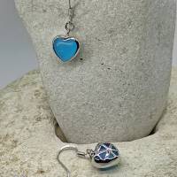 Ohrschmuck mit blauem Herzanhänger aus Glas im Cateye Look, eingebettet in einer Edelstahlfassung Bild 3