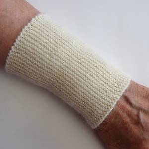 Armstulpen Pulswärmer handgestrickt woll-weiß Alpaka Bild 1