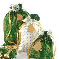 Geschenkbeutel im 3er-Pack mit goldenen Tannen auf grün | Geschenkverpackung aus Stoff | Weihnachtssäckchen Bild 1