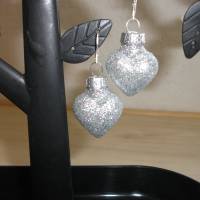 Weihnachtskugel-Ohrringe, Christbaumkugeln, Weihnachtskugeln, Ohrringe Herzen silber glitzer Bild 1
