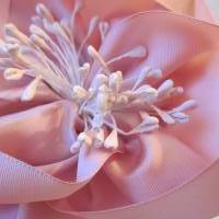 Festlicher Haarreif in Rosa mit romantischer Taftblume "Rose" Bild 2