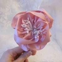 Festlicher Haarreif in Rosa mit romantischer Taftblume "Rose" Bild 8