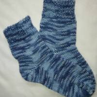 Socken Strümpfe Partnerlook für Eltern und Kind handgestrickt blau meliert mit Smily Bild 2