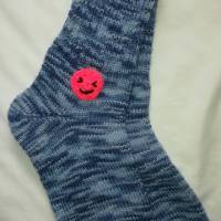 Socken Strümpfe Partnerlook für Eltern und Kind handgestrickt blau meliert mit Smily Bild 3