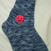 Socken Strümpfe Partnerlook für Eltern und Kind handgestrickt blau meliert mit Smily Bild 4