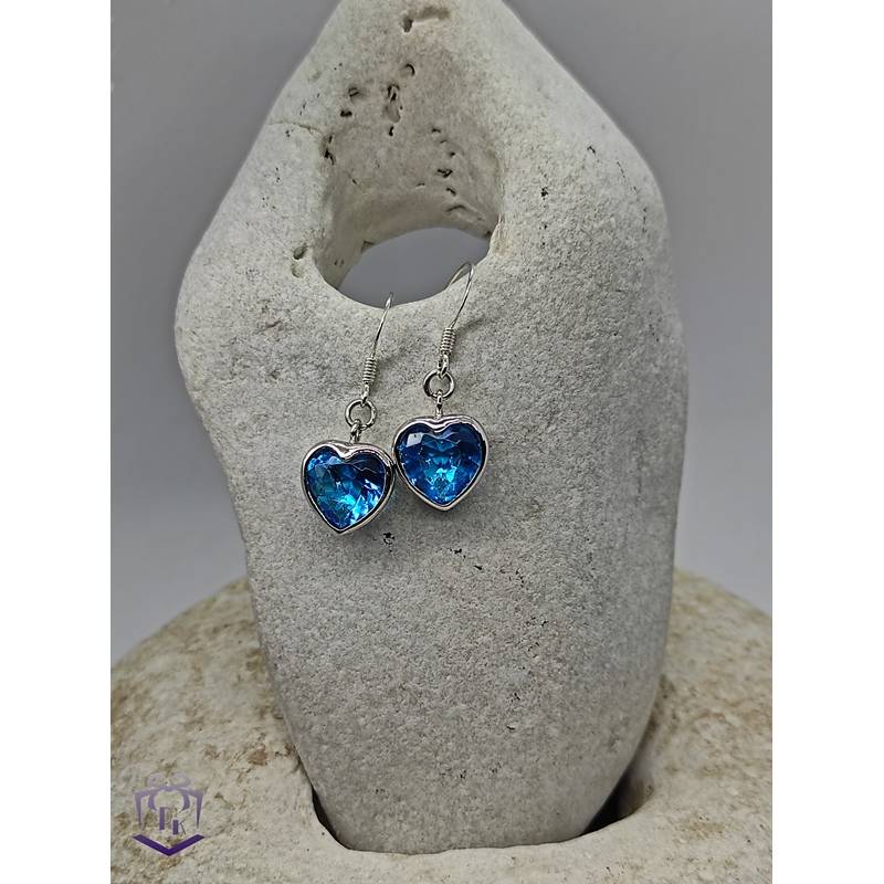 Ohrschmuck mit blauen Herzanhänger aus facettiertem Glas, eingebettet in einer Edelstahlfassung Bild 1