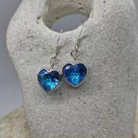 Ohrschmuck mit blauen Herzanhänger aus facettiertem Glas, eingebettet in einer Edelstahlfassung Bild 2