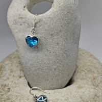Ohrschmuck mit blauen Herzanhänger aus facettiertem Glas, eingebettet in einer Edelstahlfassung Bild 3