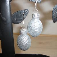 Weihnachtskugel-Ohrringe, Christbaumkugeln, Weihnachtskugeln, Ohrringe Ornament silber glitzer Bild 1