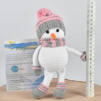 Handgefertigte gehäkelte Puppe Schneemann "FRED" aus Baumwolle, Kuscheltier, Geschenk für Kinder, Deko Bild 10